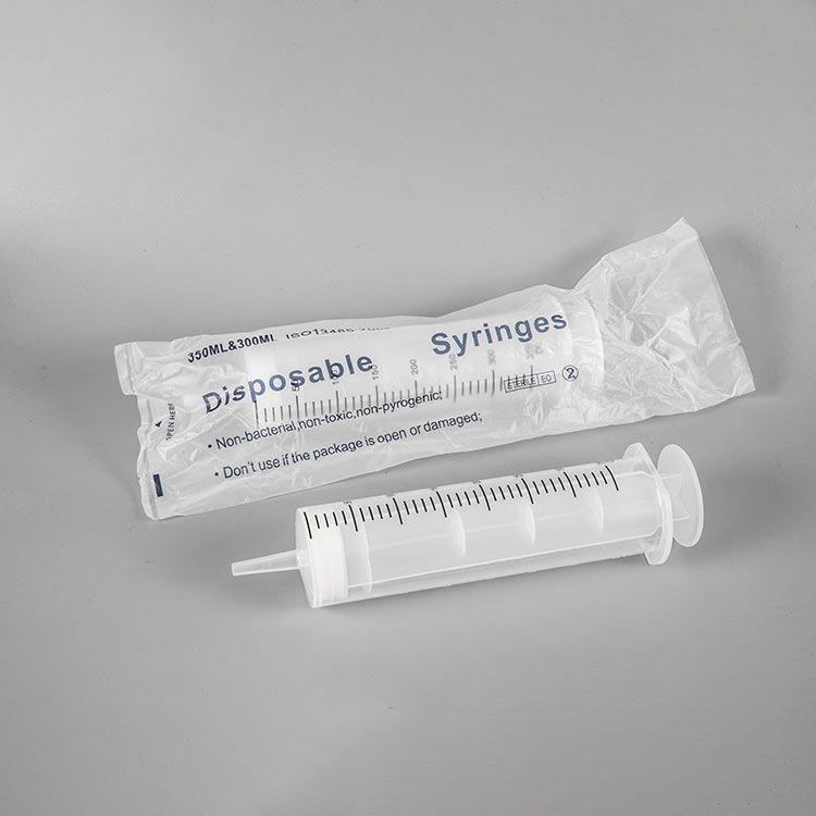 Large capacity luer lock and luer slip plastic Syringes